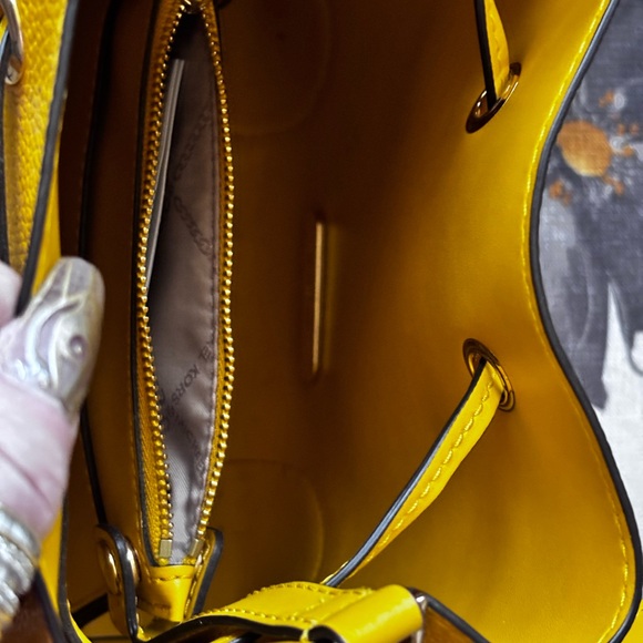 πMICHEAL KORS Vibrant Yellow Bucket Bagπ₯°πππππ - Picture 8 of 12